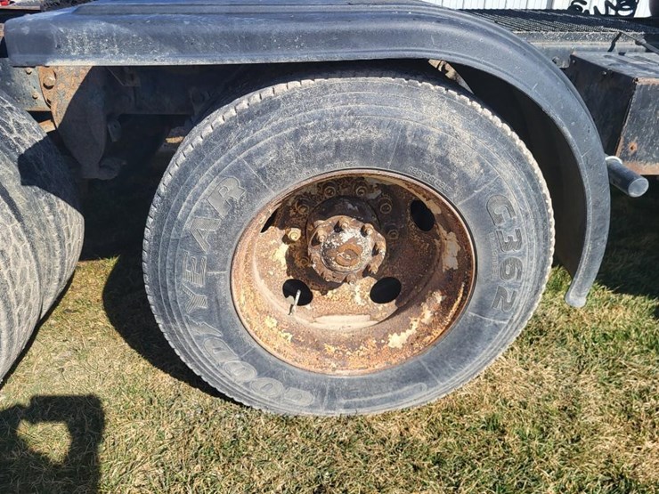 1995-ford-l9000-tandem-axle-day-cab-semi-image-34