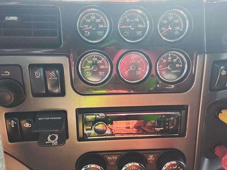 2019-peterbilt-579-image-36