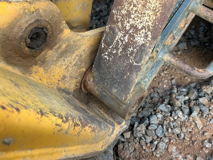 2011-deere-333g-image-16