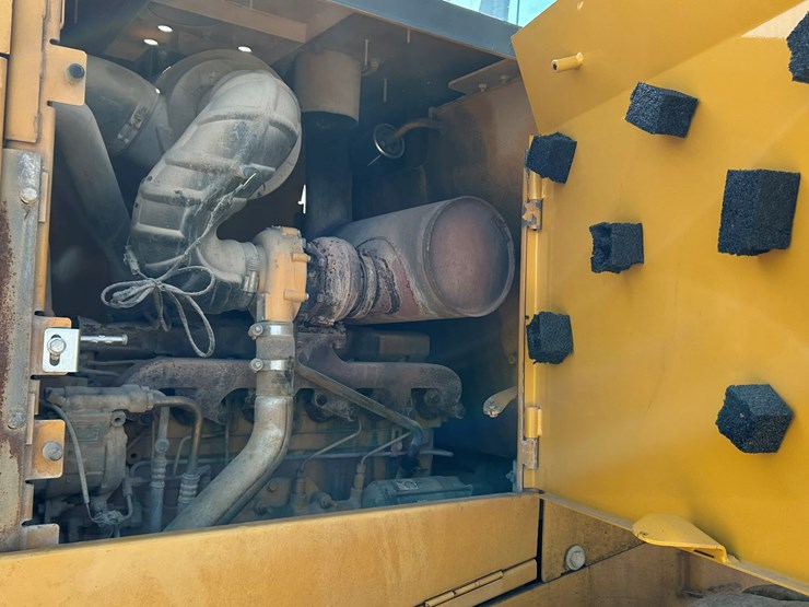 2010-deere-544k-image-37