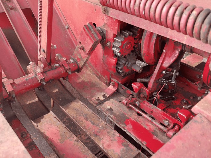 ih-435-square-baler-image-14