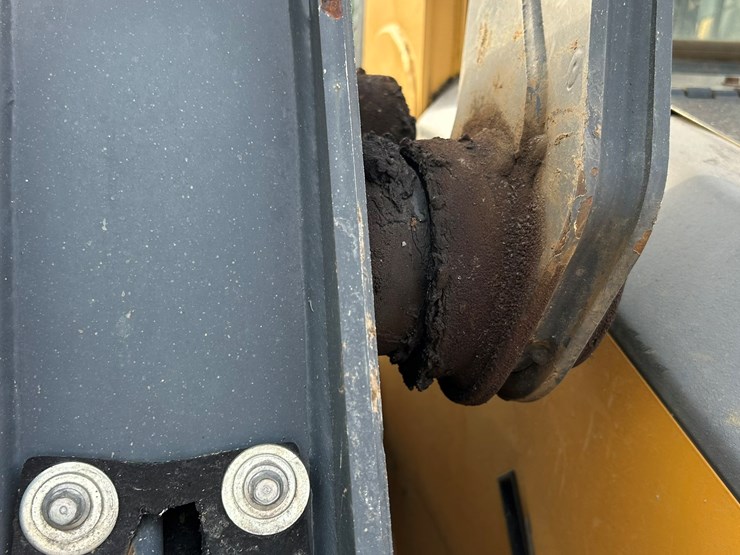 2011-deere-333g-image-23