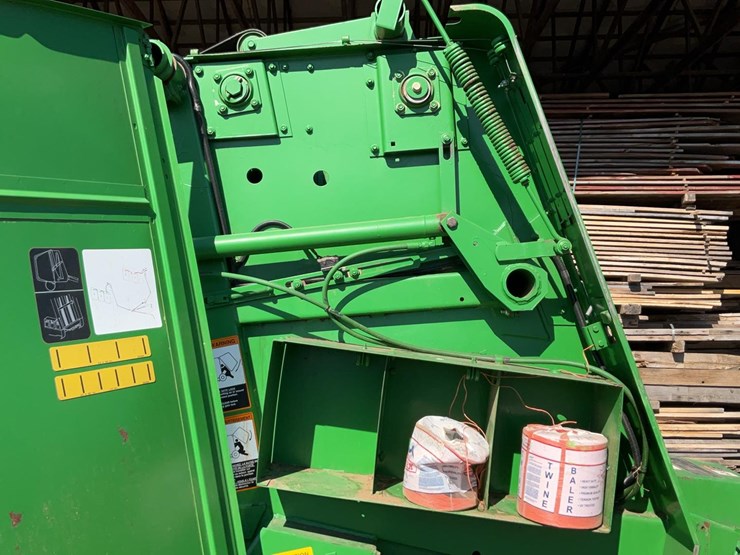 john-deere-335-image-25