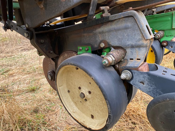 kinze-24-row-planter-image-36