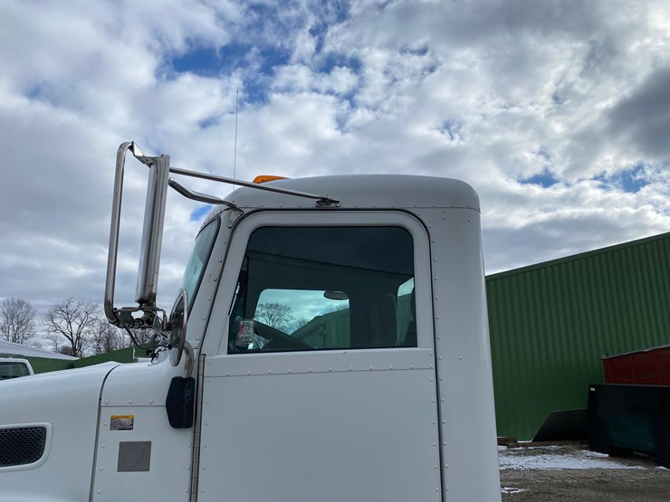 2016-peterbilt-325-image-7