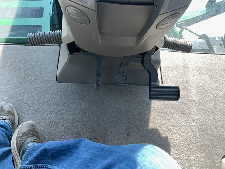 2023-john-deere-410r-image-22