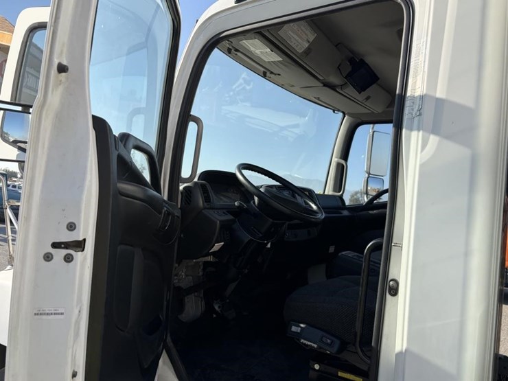 2016-hino-338-image-12