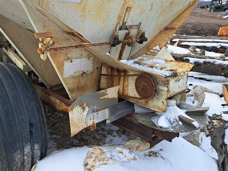 #710-•-fs-fertilizer-spreader-image-15