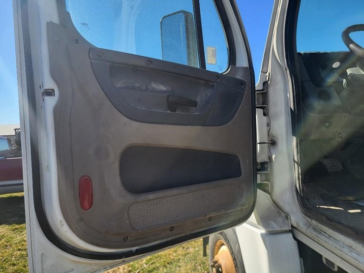 2013-freightliner-ca125dc-tandem-axle-day-cab-semi-image-47