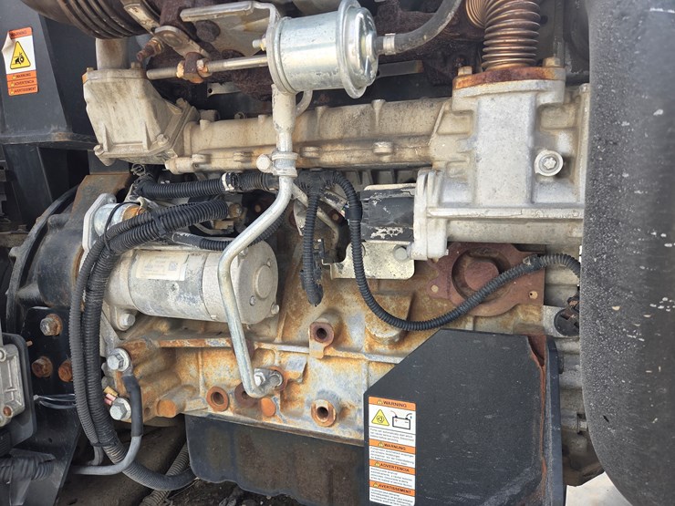 2016-massey-ferguson-8-image-19