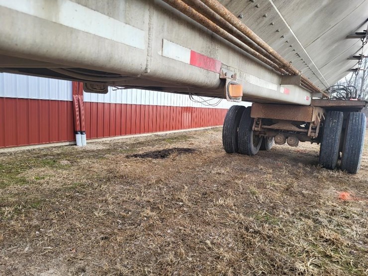 1996-warren-tandem-axle-feed-semi-trailer-image-15
