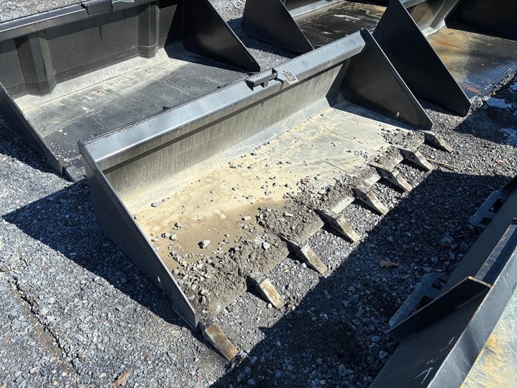 wildcat-80"-skid-steer-tooth-bucket-image-1