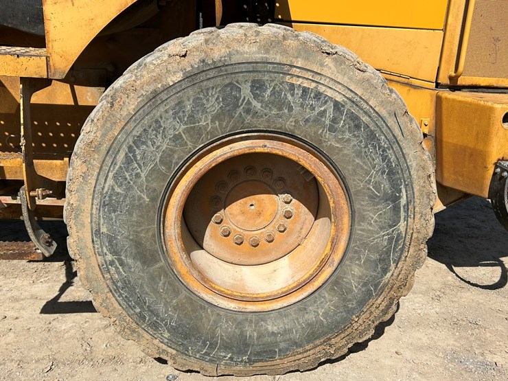 2010-deere-544k-image-86