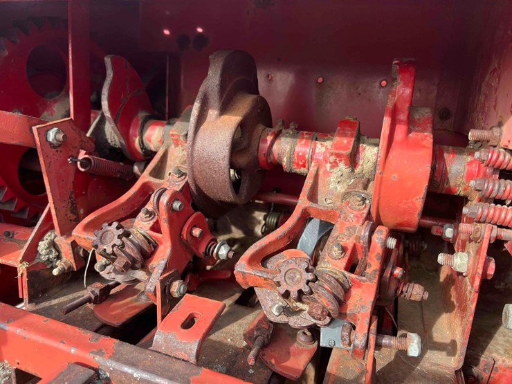 new-holland-575-image-12