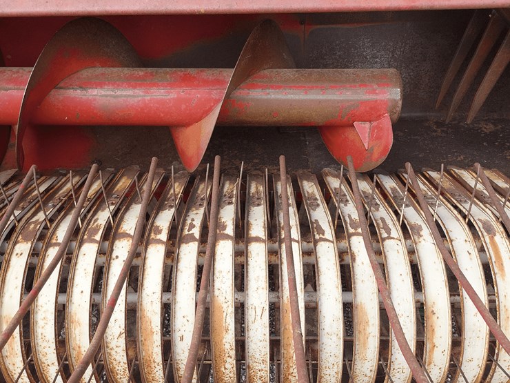 ih-435-square-baler-image-5