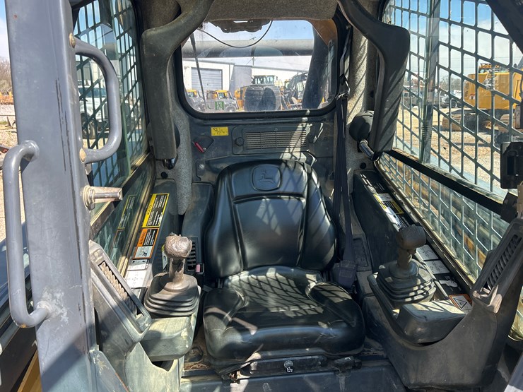 2015-deere-333e-image-30