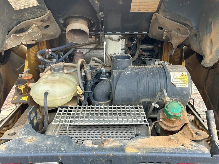 2011-deere-333g-image-29