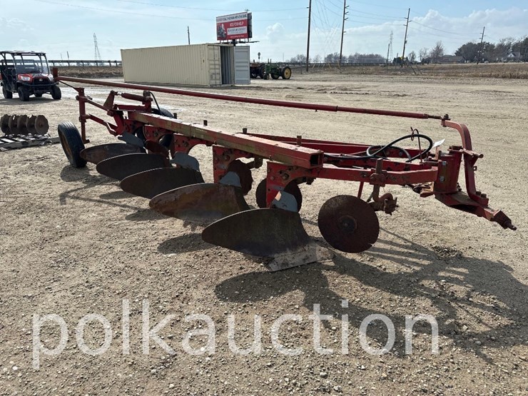 1840---5-btm-steerable-int-550-moldboard-plow-image-1