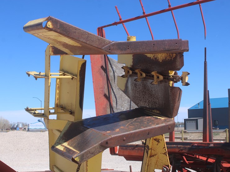 new-holland-1033-image-9