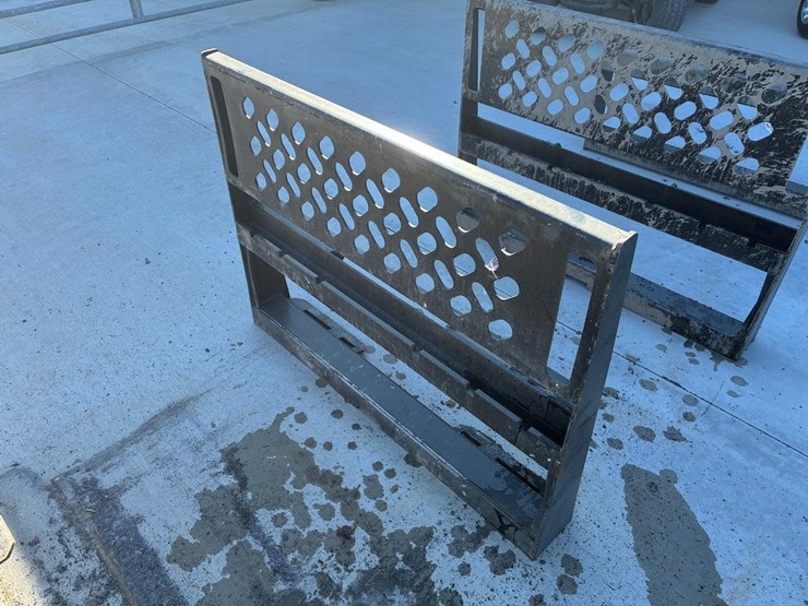 wildcat-skid-steer-forks-frame-and-mounting-back-plate-image-2