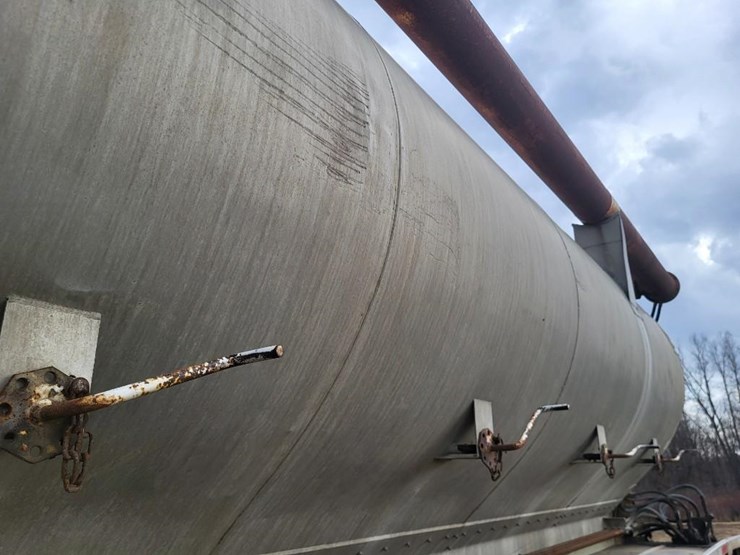 1996-warren-tandem-axle-feed-semi-trailer-image-18