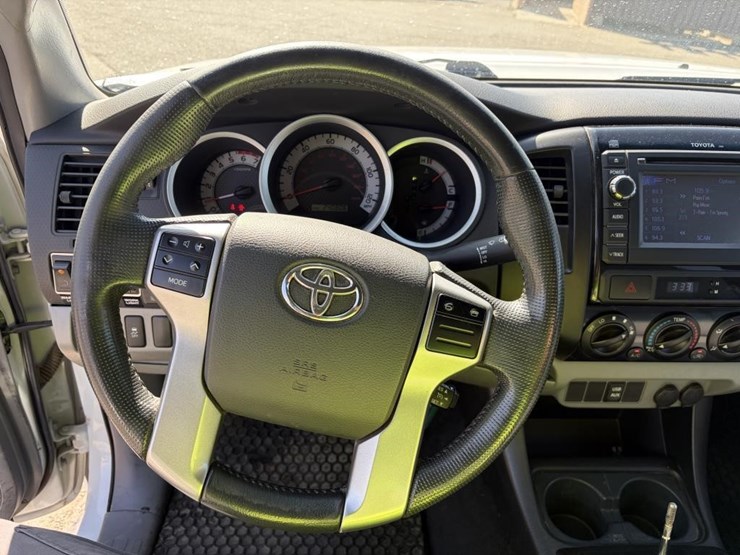 2013-toyota-tacoma-image-13