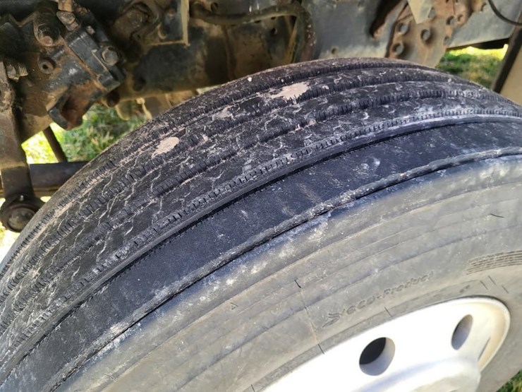 1995-ford-l9000-tandem-axle-day-cab-semi-image-13