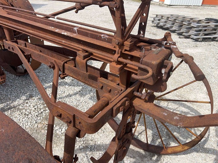 moline-universal-image-31