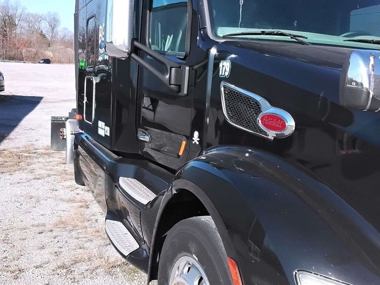2019-peterbilt-579-image-2