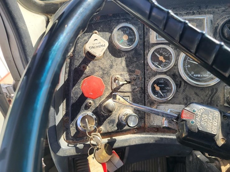 1995-ford-l9000-tandem-axle-day-cab-semi-image-65