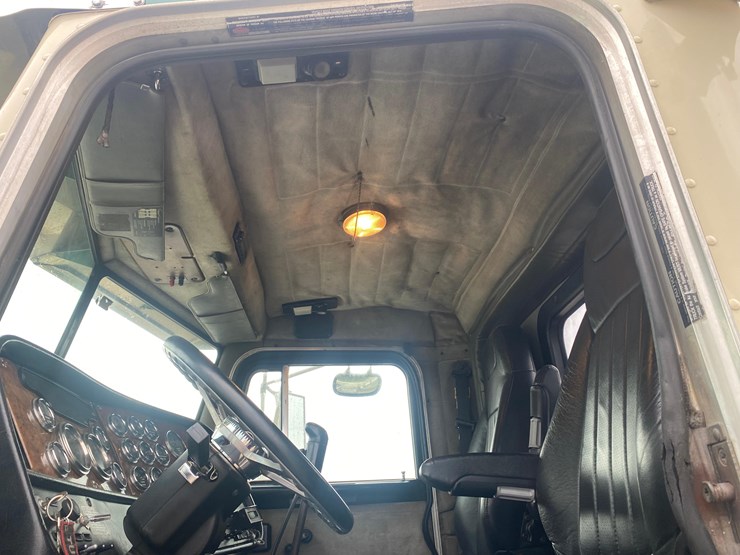 2002-peterbilt-379-image-94