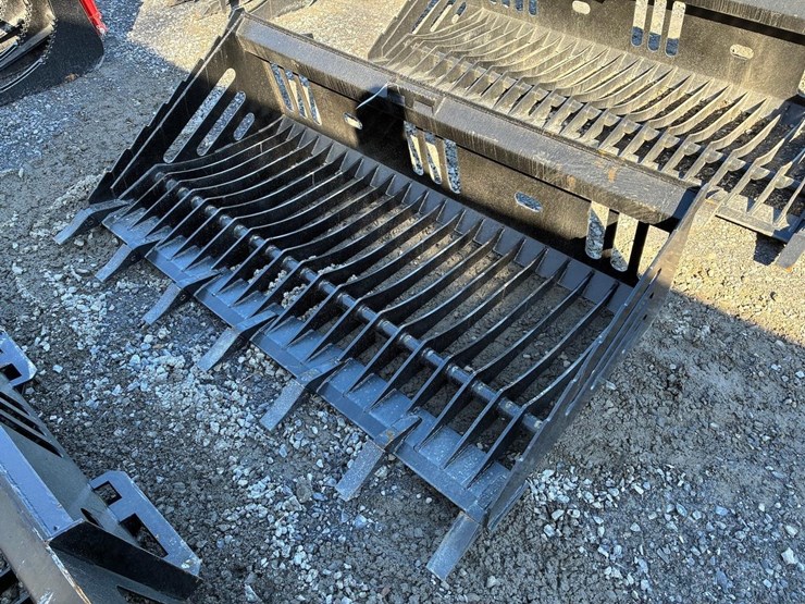 wildcat-72"-skid-steer-skeleton-tooth-bucket-image-2