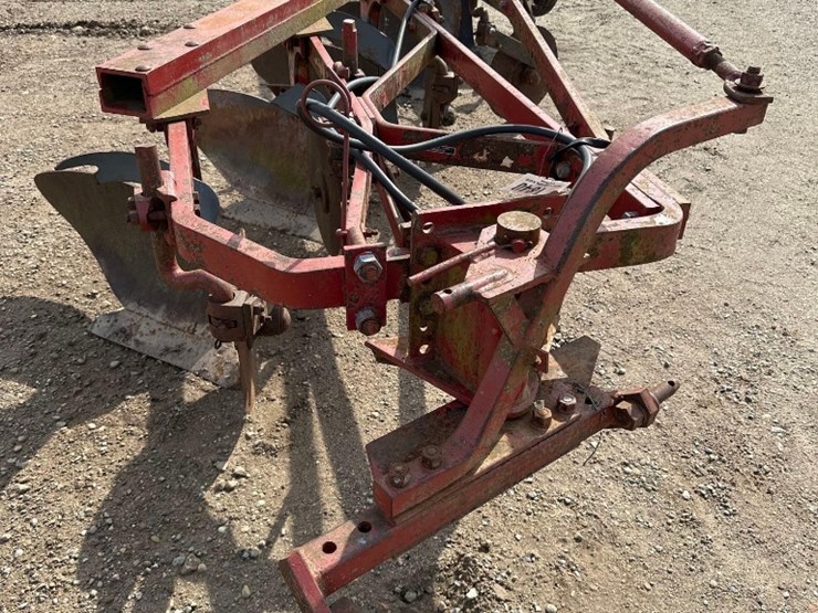 1840---5-btm-steerable-int-550-moldboard-plow-image-2