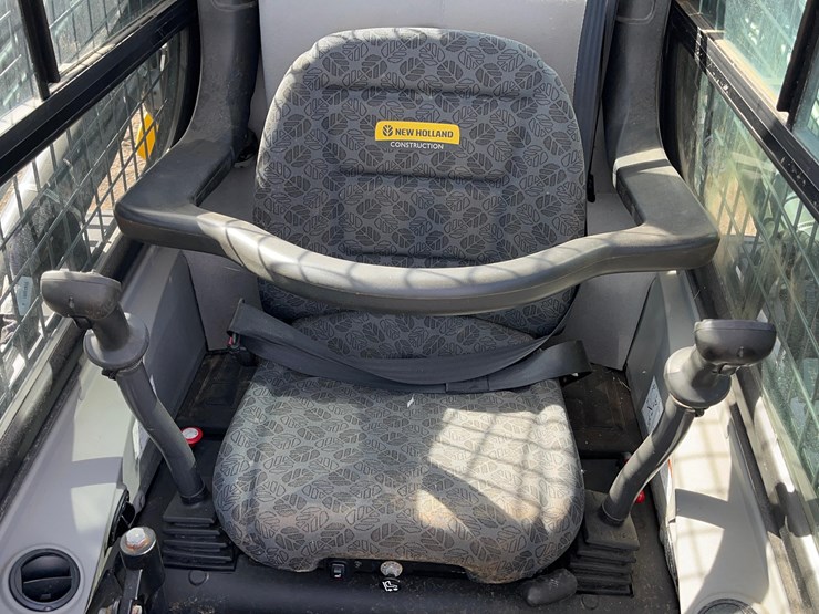 new-holland-l320-image-23