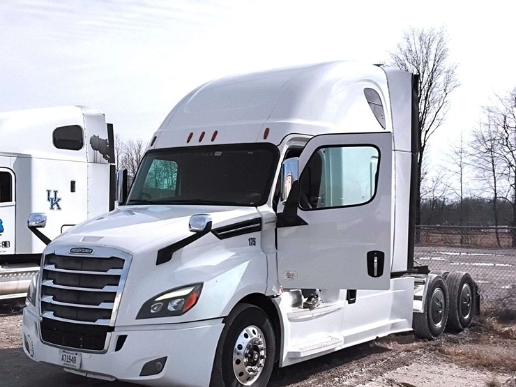 2019-freightliner-cascadia-126-image-8