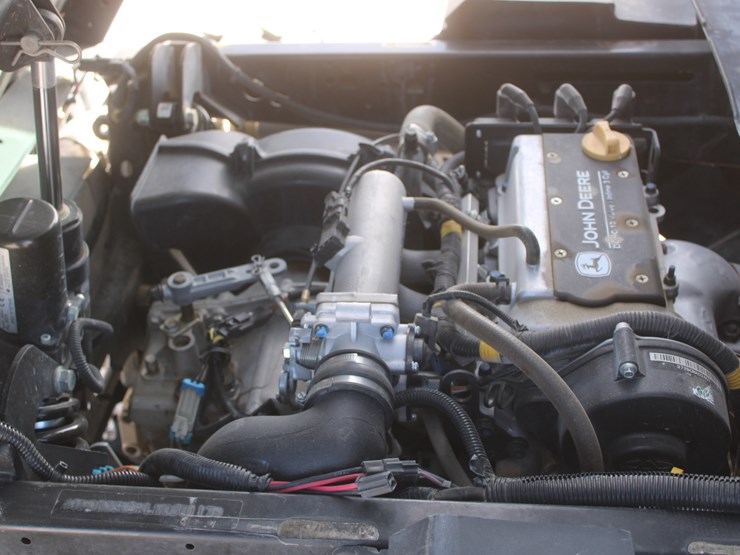 2019-john-deere-gator-image-32