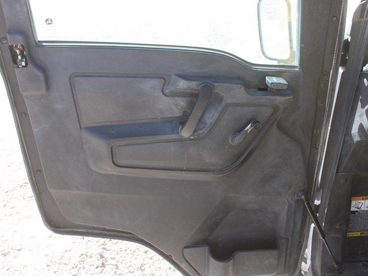 2019-john-deere-gator-image-16