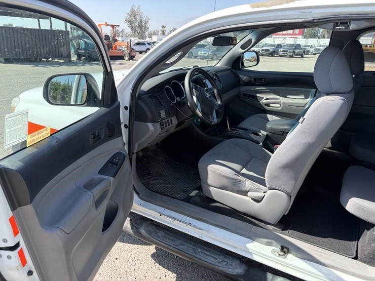 2013-toyota-tacoma-image-12