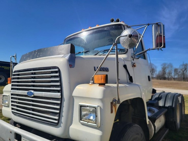 1995-ford-l9000-tandem-axle-day-cab-semi-image-11