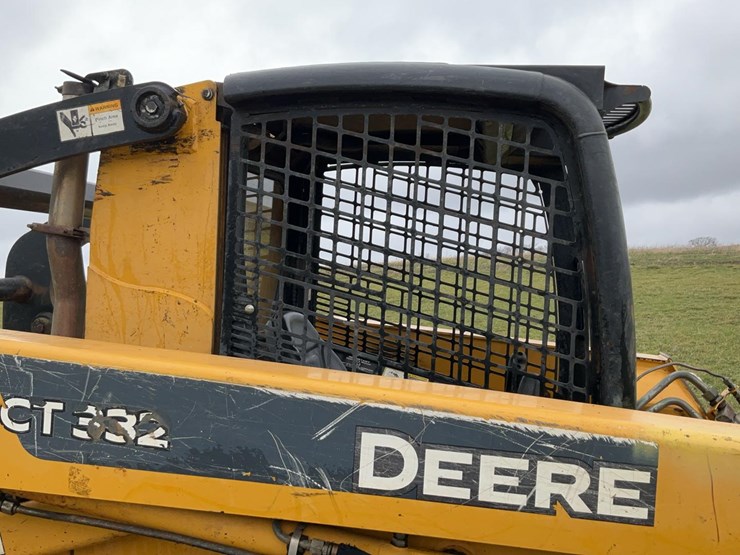 2003-deere-ct332-image-45