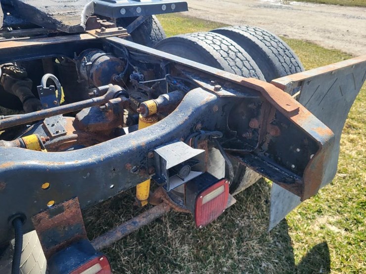 1995-ford-l9000-tandem-axle-day-cab-semi-image-29