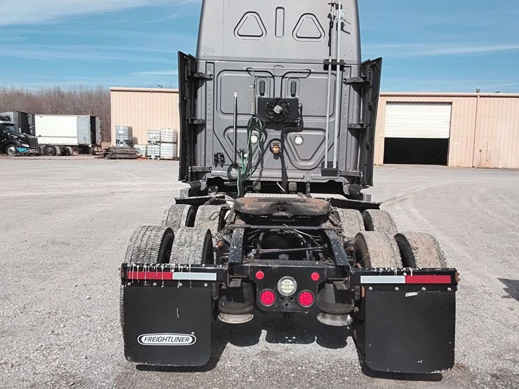 2020-freightliner-cascadia-126-image-32