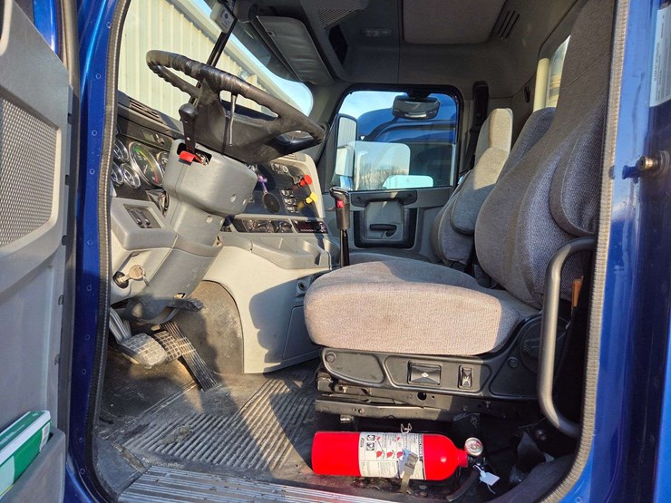 2018-freightliner-semi-3alxa7007jdjt5039-mileage:-image-6
