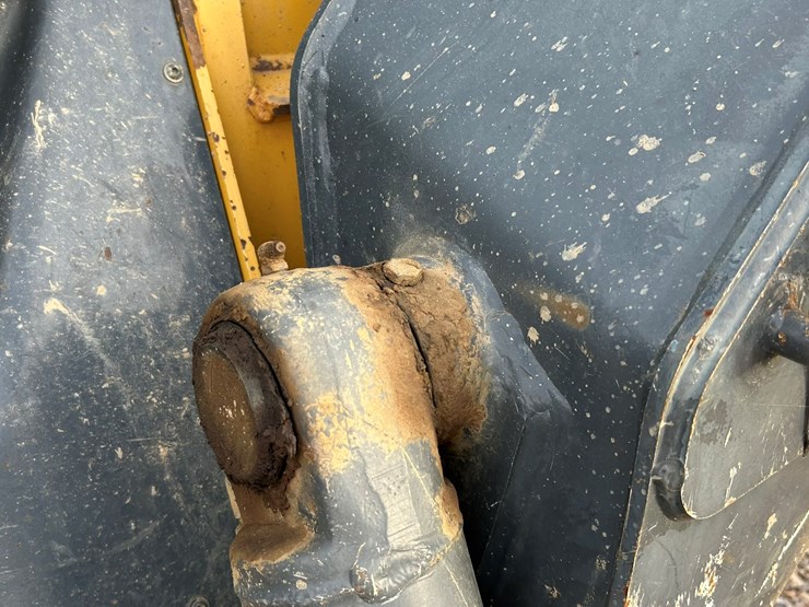 2011-deere-333g-image-12