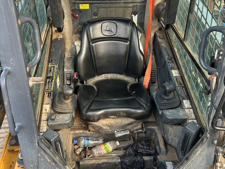 2011-deere-333g-image-40