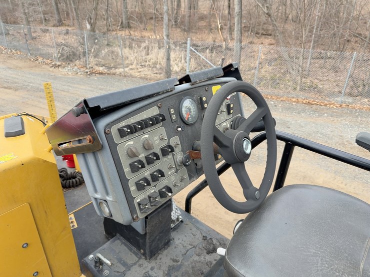 2013-caterpillar-ap-1055e-image-35