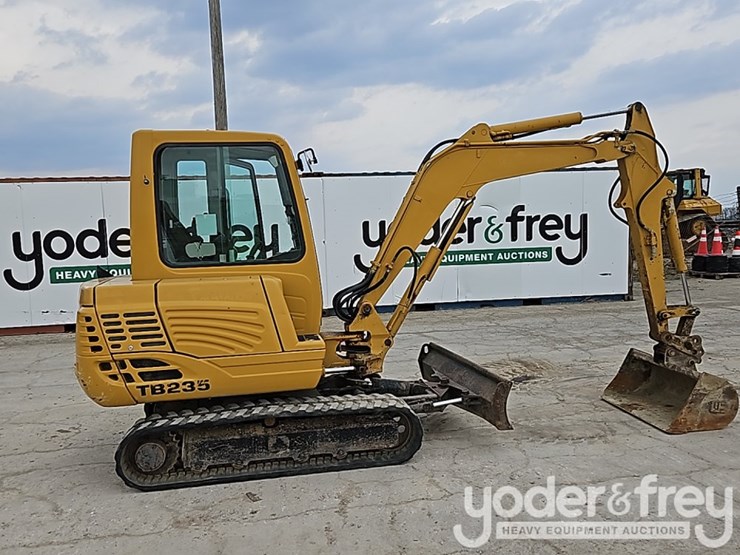 2014-takeuchi-tb235-image-5