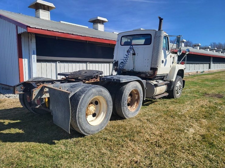 1995-ford-l9000-tandem-axle-day-cab-semi-image-3
