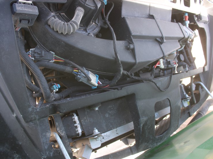 2019-john-deere-gator-image-42