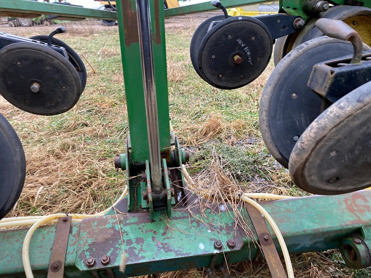 kinze-24-row-planter-image-29